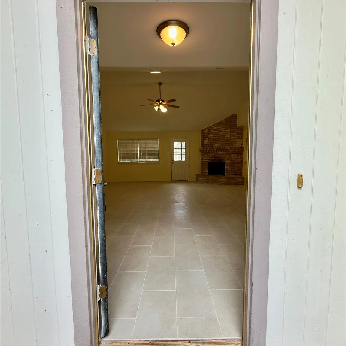 3 bed, 2.0 bath, 1852 sqft, $1,895 — Photo 2