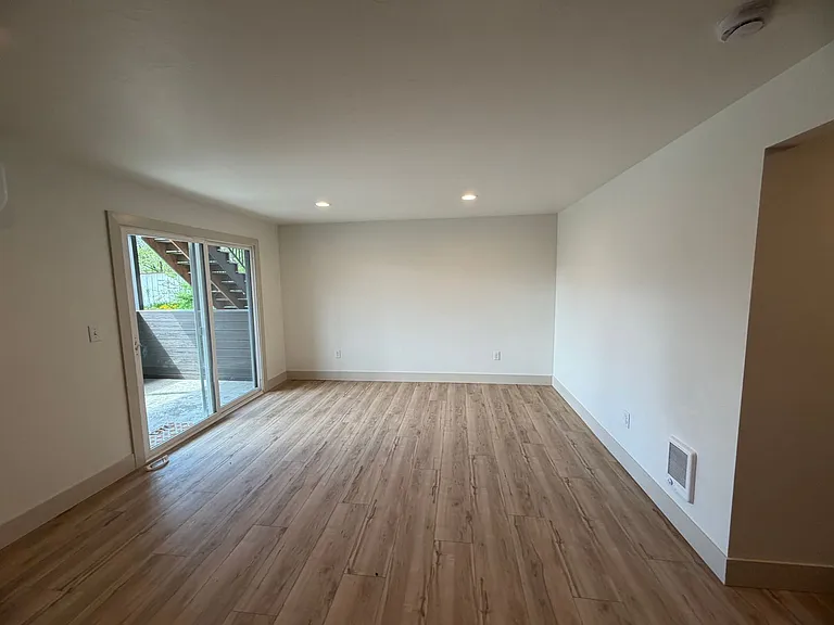 218 W Nevada St — Photo 23