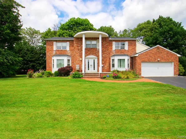 26 Woods Drive, East Hills, NY 11576