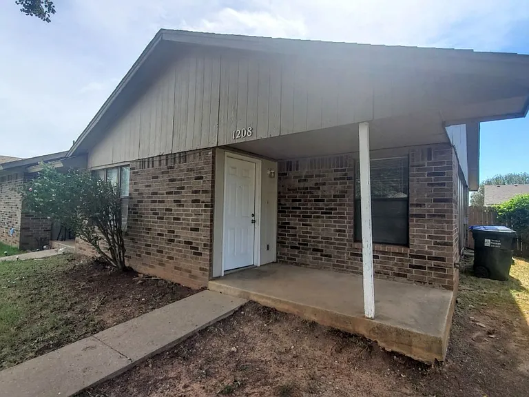1208 Clearwater Dr — Photo 2