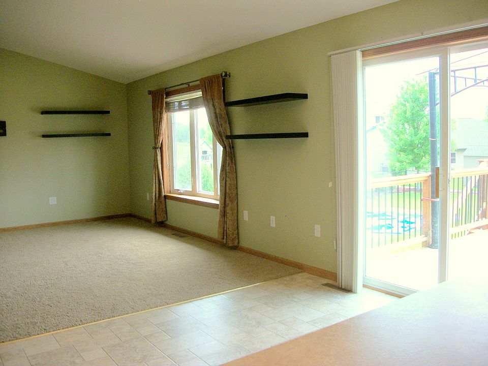 Living R/slidng door/to deck