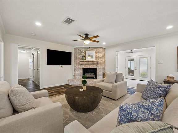 4th image of 1801 Lazy Creek Ln