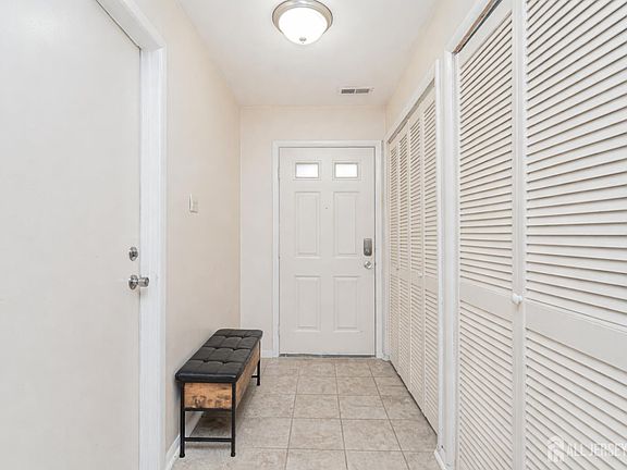 5th image of 27 Ross Ct