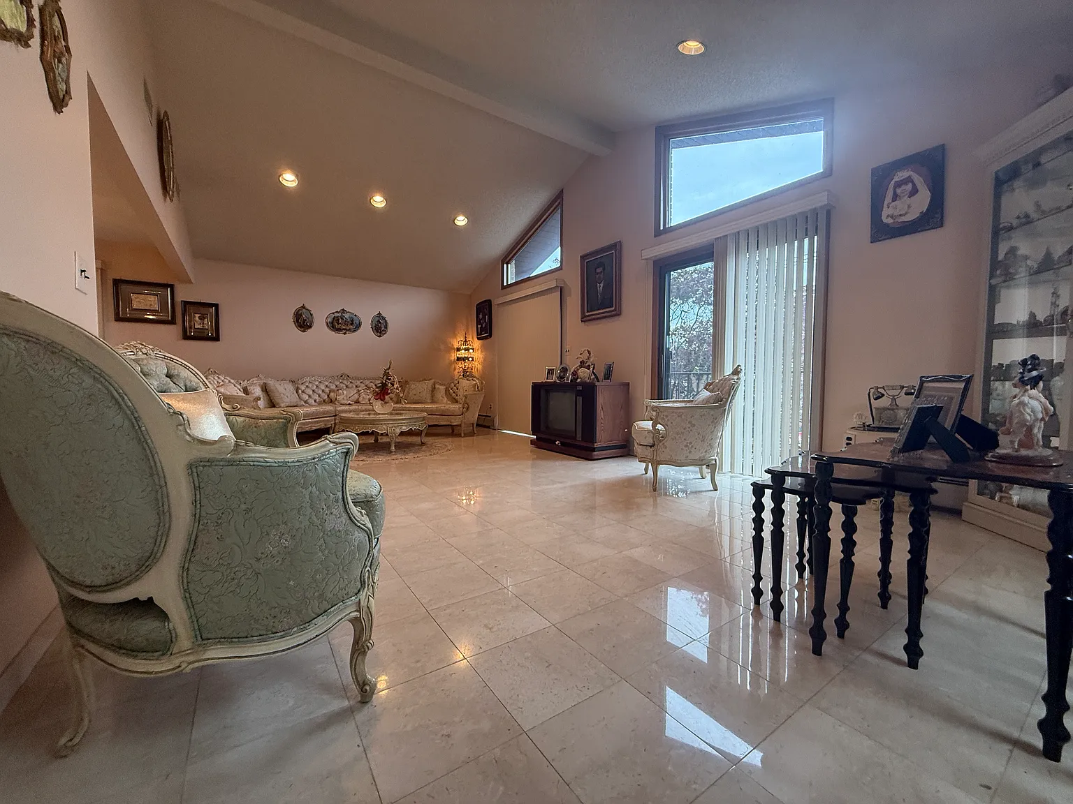 3 bed, 1300 sqft, $4,700 — Photo 4