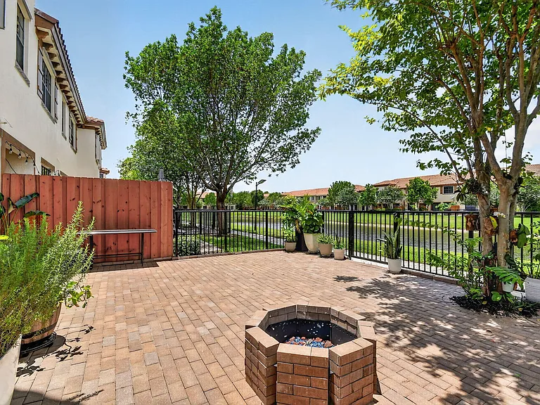 10139 Wellington Parc Dr — Photo 1