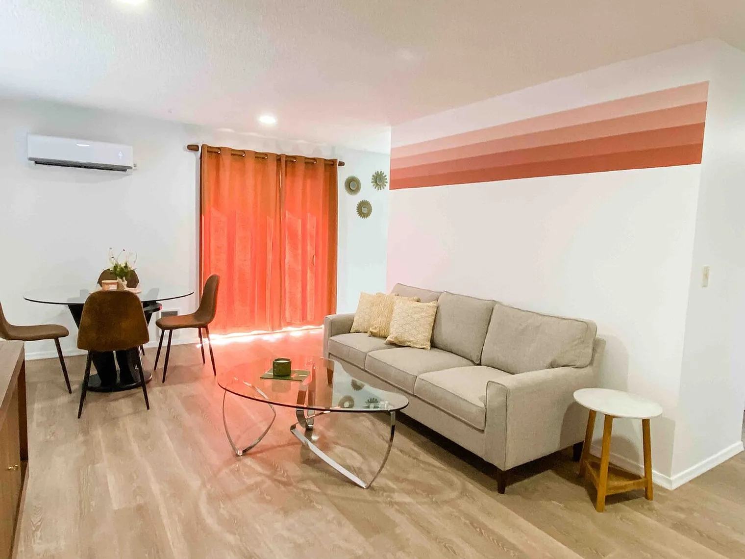 2 bed, 1.0 bath, 818 sqft, $3,542 — Photo 2