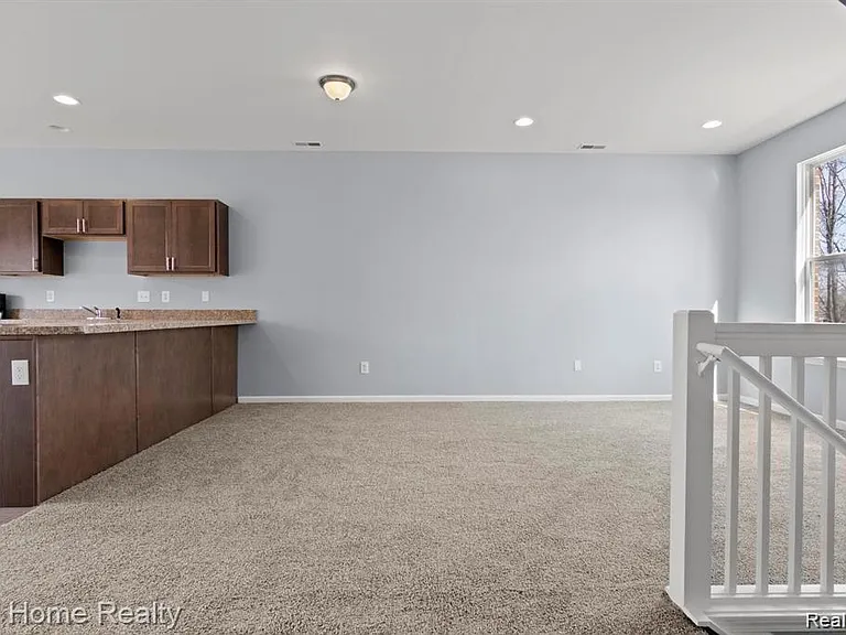 7637 Woodward Ave — Photo 6