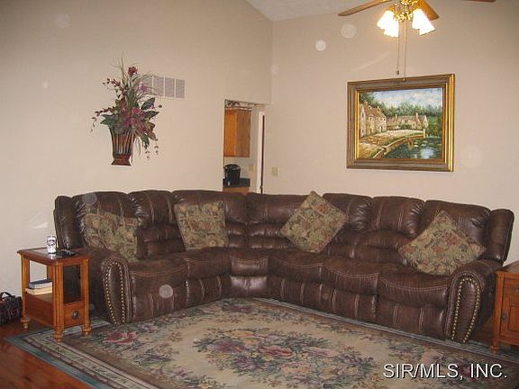 4th image of 820 Rolling Meadows Dr