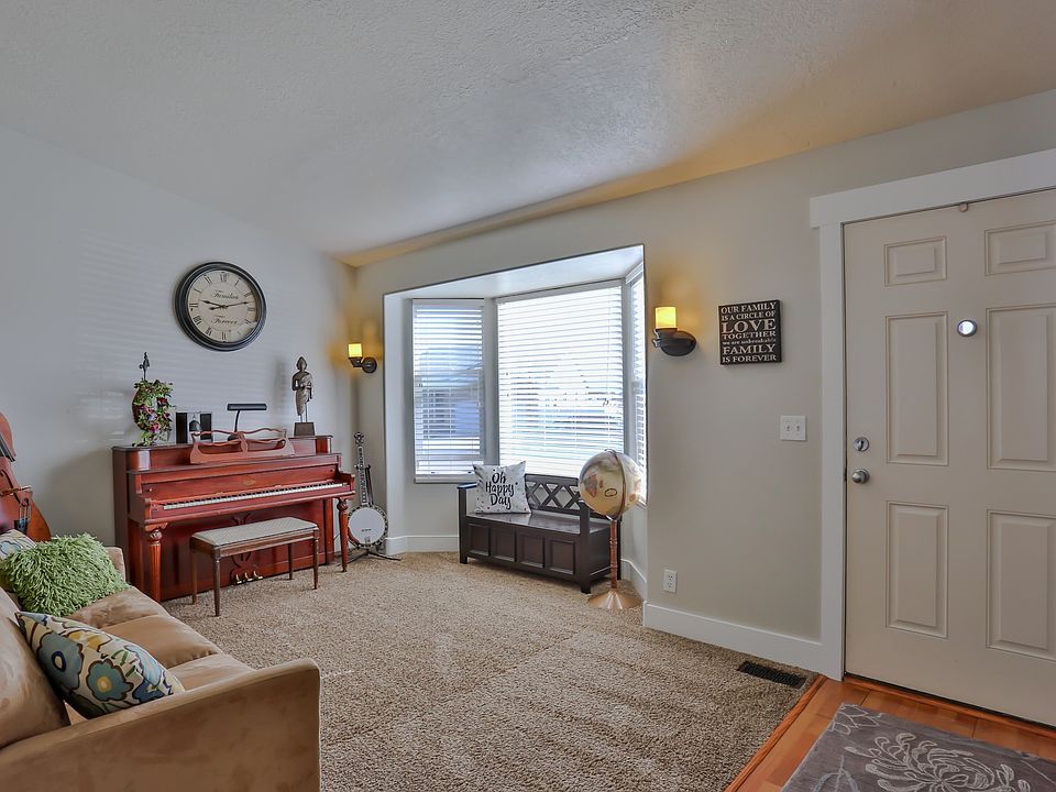 Living room/front room