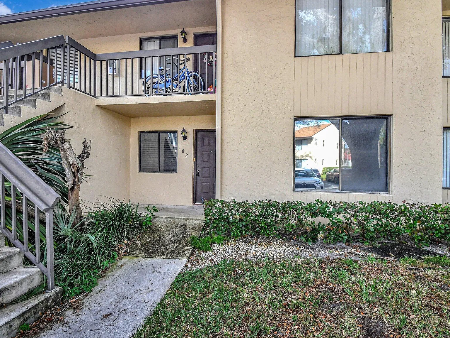 2 bed, 2.0 bath, 950 sqft, $2,300 — Photo 2