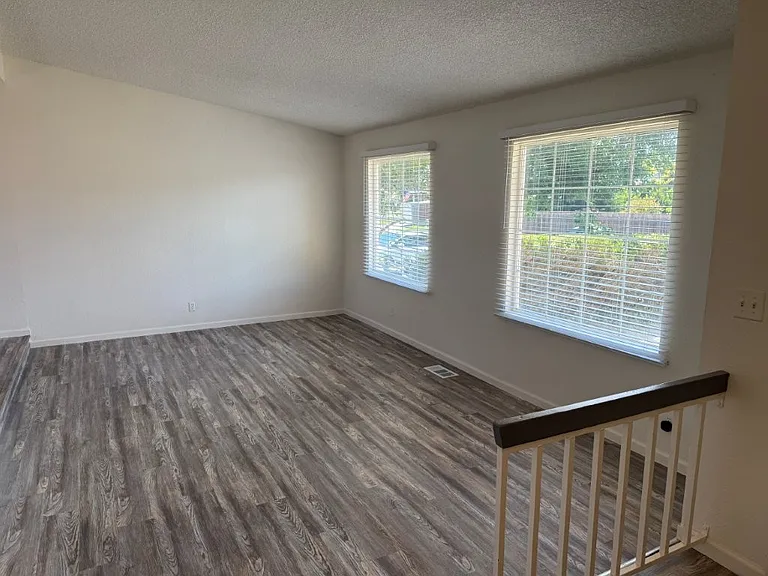 131 Glasgow Way — Photo 18
