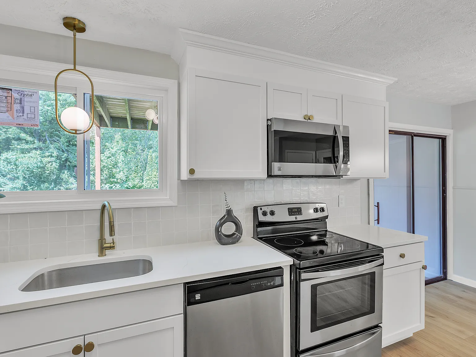 3 bed, 1000 sqft, $2,500 — Photo 3