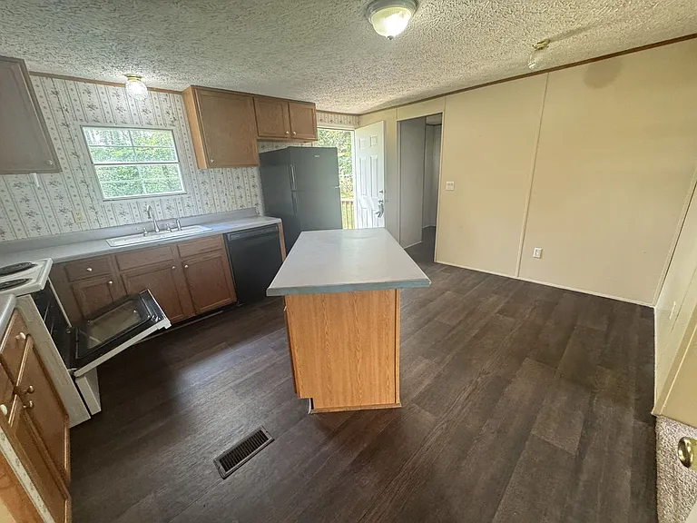 1451 Columbus Rd — Photo 3