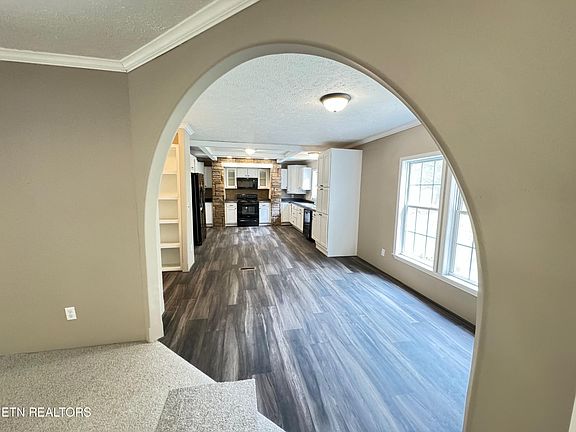 5th image of 303 Edwards Ln