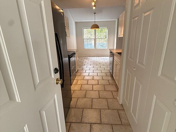 4th image of 136 Kensington Way