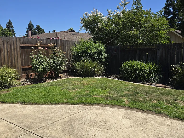 421 Community Dr — Photo 22