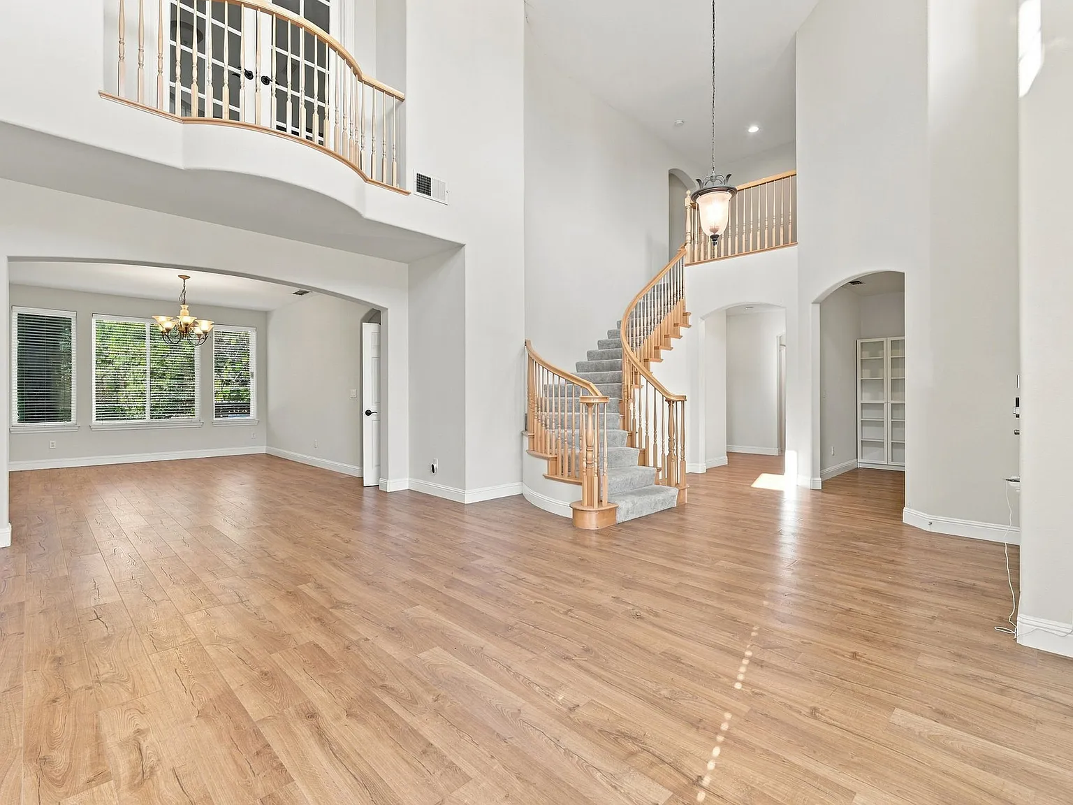 6 bed, 4.5 bath, 3937 sqft, $4,800 — Photo 3