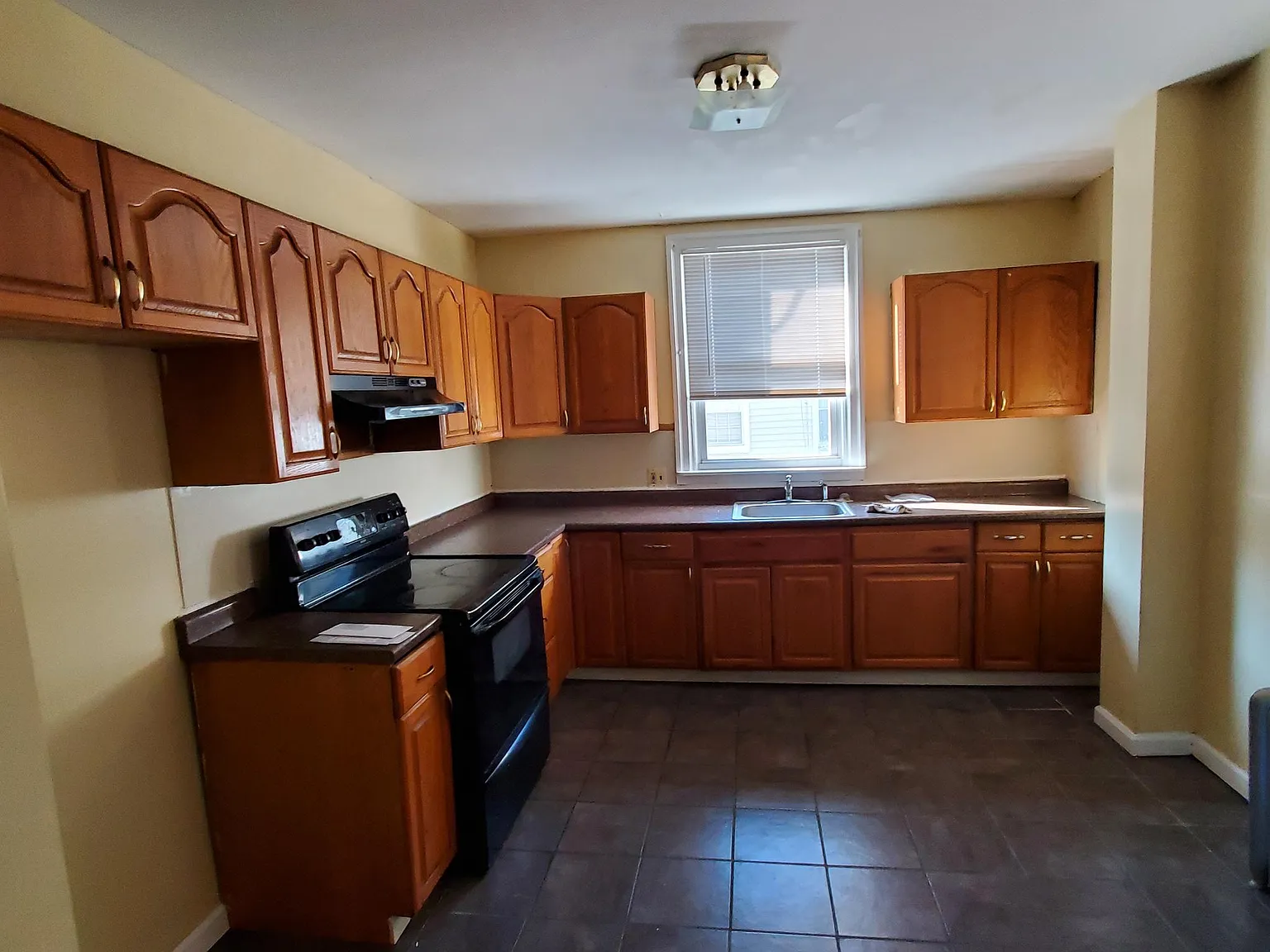 564 E Cheltenham Ave — Photo 2