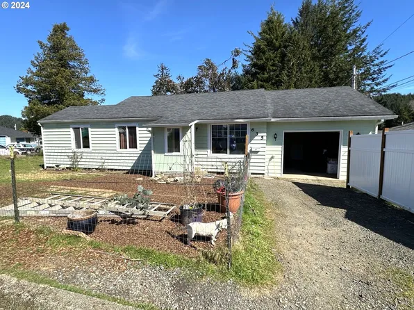 635 S 20th St, Reedsport, OR 97467