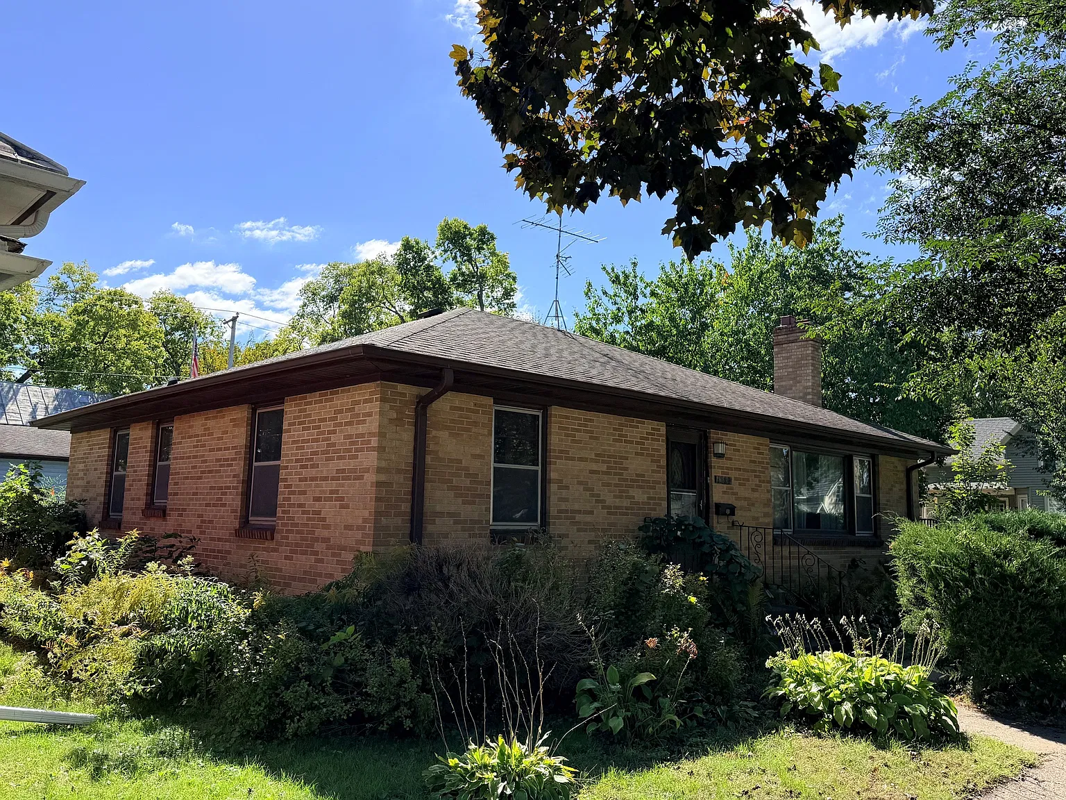 3 bed, $1,895 — Photo 1