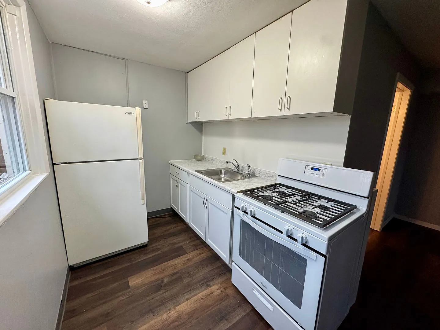 1 Bed / 1 Bath All Utilities Included Private Entrance — Photo 4