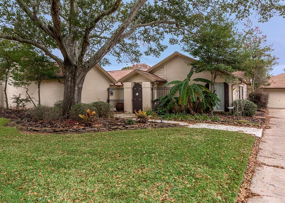WANT TO LIVE ON A GOLF COURSE? PULL UP TO YOUR SPANISH STYLE, ONE STORY HOME IN GREEN TEE IN PEARLAND AND INSTANTLY ENJOY THE BE