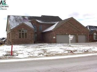 17224 Country Clb, Macomb, MI 48042