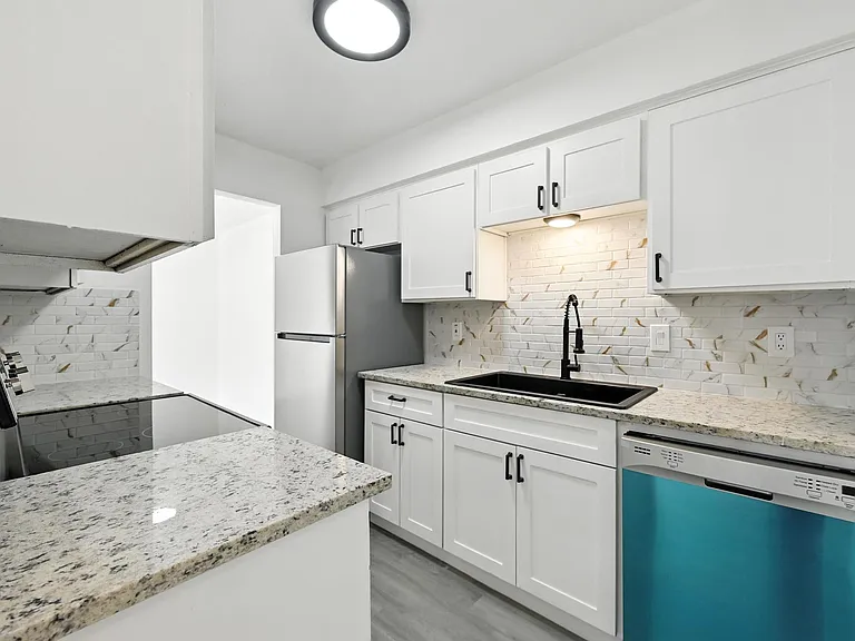 South Crest Apartments: All Bills Paid -Dazzling Dallas Apartments in Quiet Area! — Photo 5