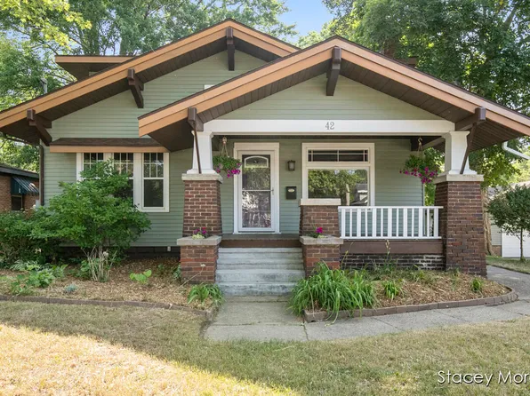 42 Mill St, Coopersville, MI 49404