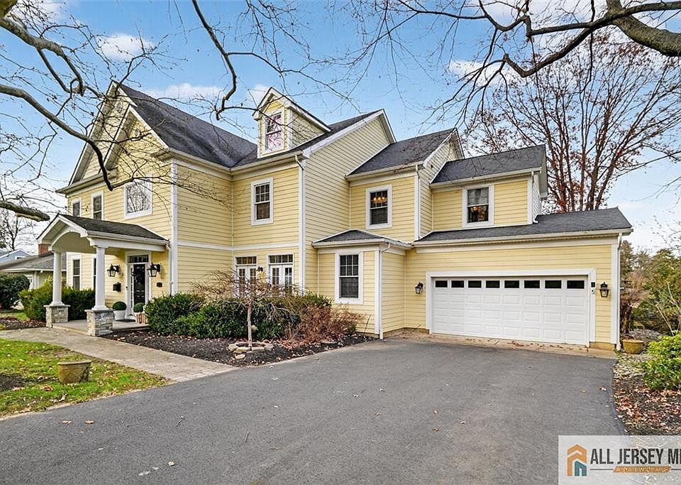 1st image of 10 Evans Dr