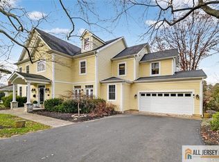 10 Evans Dr, Cranbury, NJ 08512