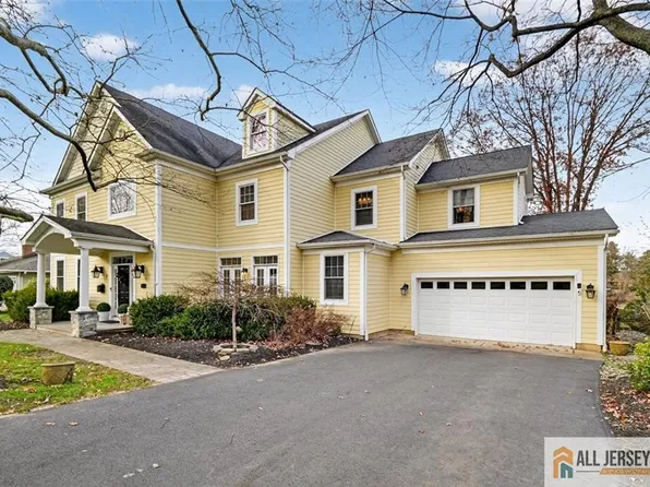 10 Evans Dr, Cranbury, NJ 08512