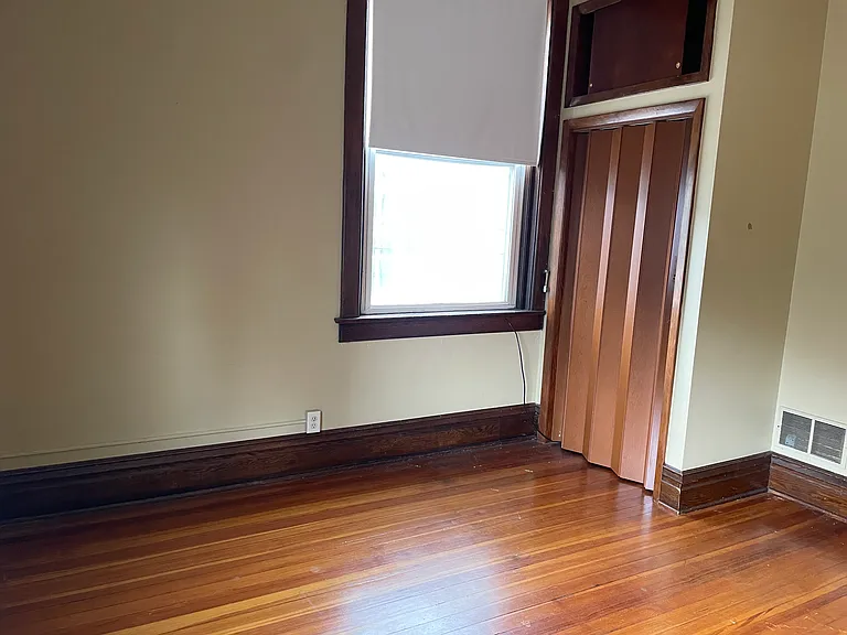 137 E 2nd St — Photo 17