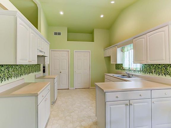 5th image of 826 Villandry Dr
