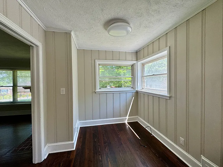 106 Crest St — Photo 3