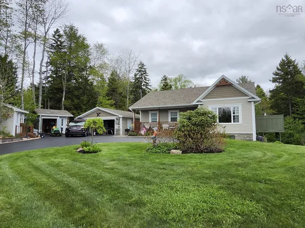 377 Laurel Ridge Dr, Beaver Bank, NS B4G 1H7