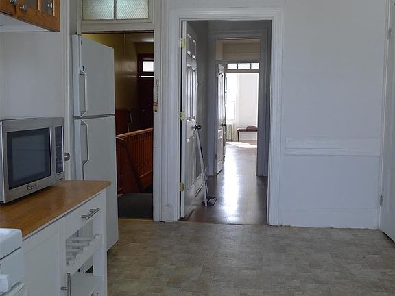 5th image of 179 Huron St APT 3L