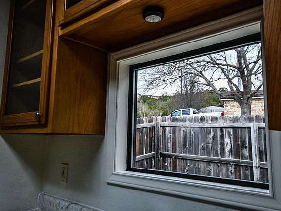 4th image of 1613 Woodside Dr