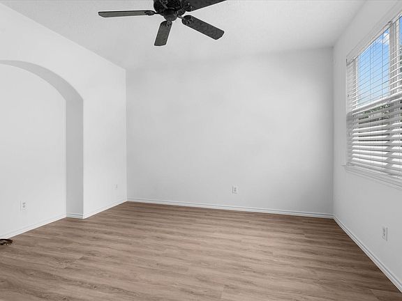 5th image of 118 N Burberry Park Cir