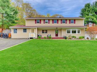 43 Oakside Rd, Smithtown, NY 11787