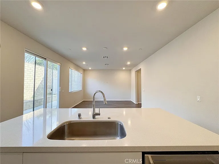 629 E Madeleine Privado — Photo 5