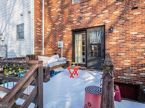 5th image of 860 Vine St