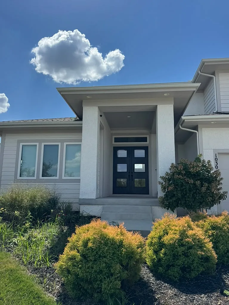5 bed, 3300 sqft, $4,350 — Photo 2