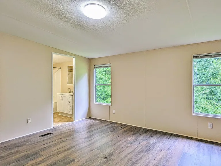 99 Center Grove Dr — Photo 13
