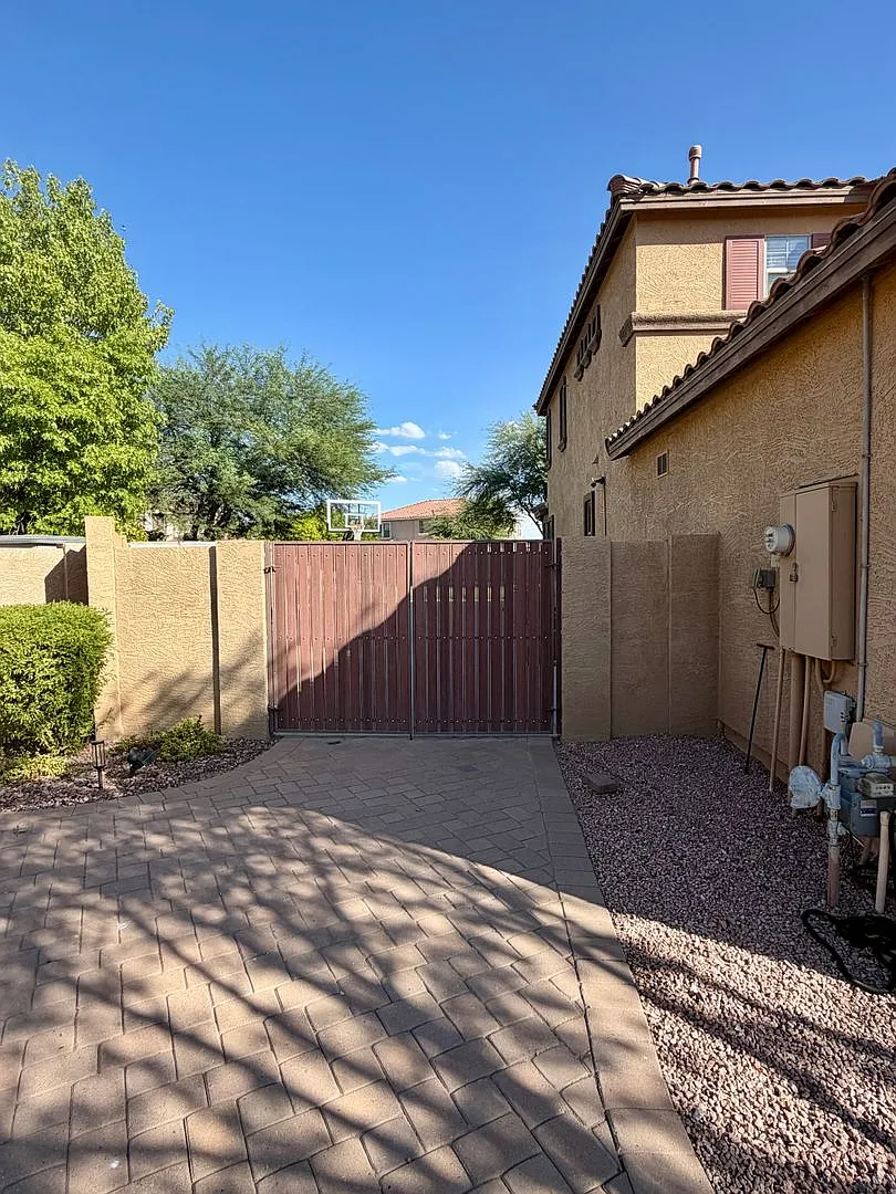 Spacious 6-bedroom, 2.5-bathroom home in Chandler, Welcome to the family friendly community of Su... — Photo 3