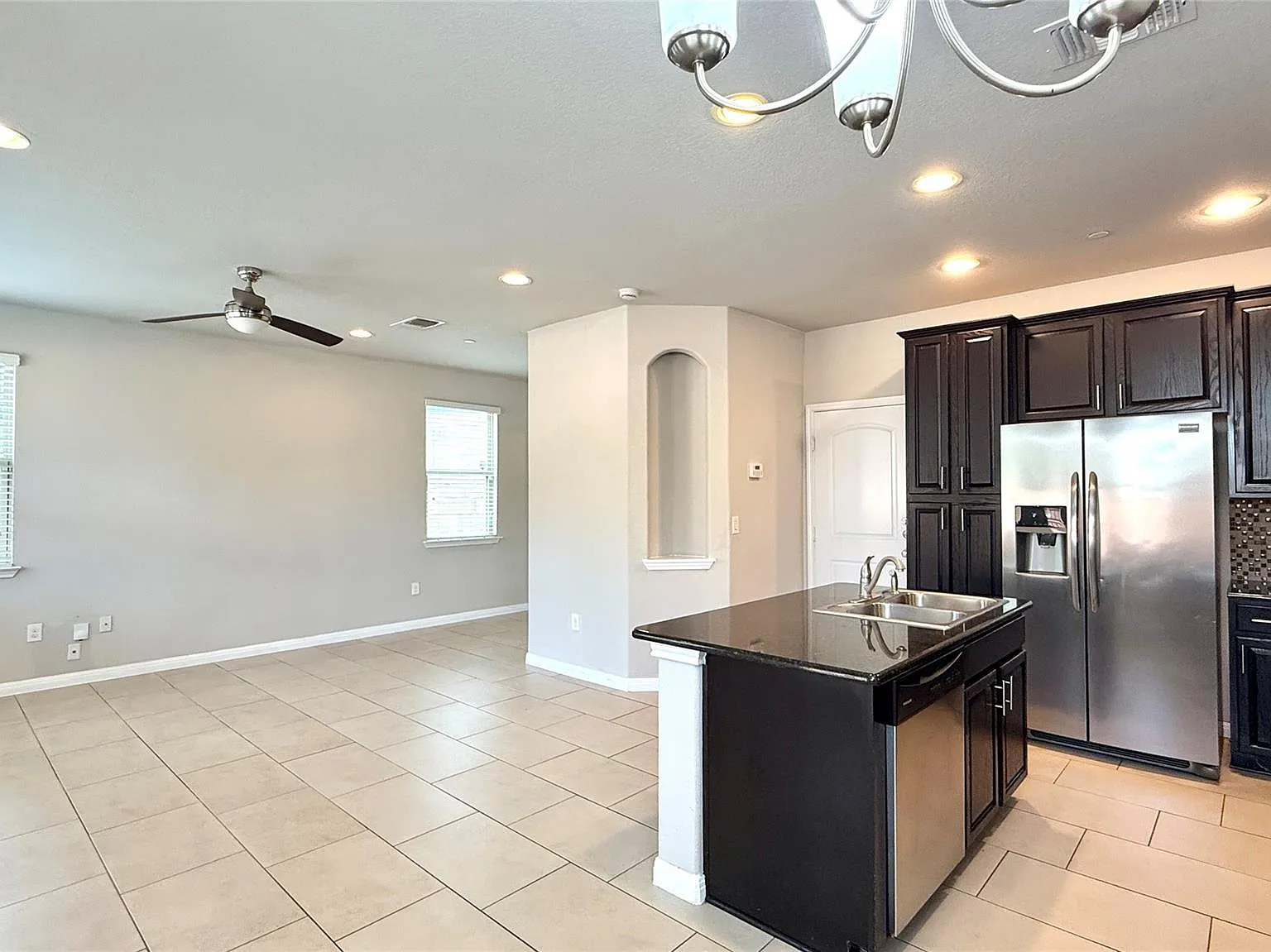 3 bed, 2.5 bath, 1600 sqft, $1,895 — Photo 4