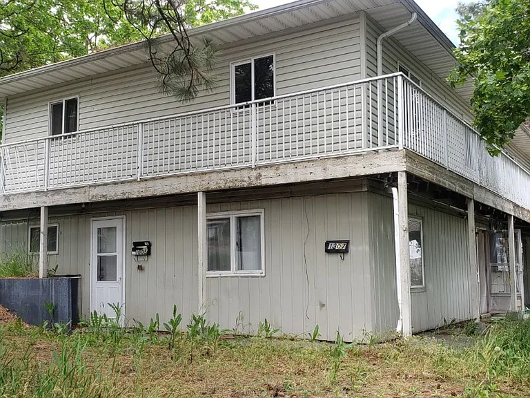 2 bedroom 1 bath lower unit-Cheney Available for a September 10th Move In!! — Photo 11