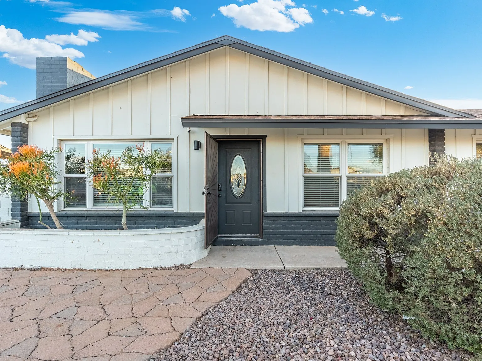 3 bed, 1320 sqft, $2,600 — Photo 1