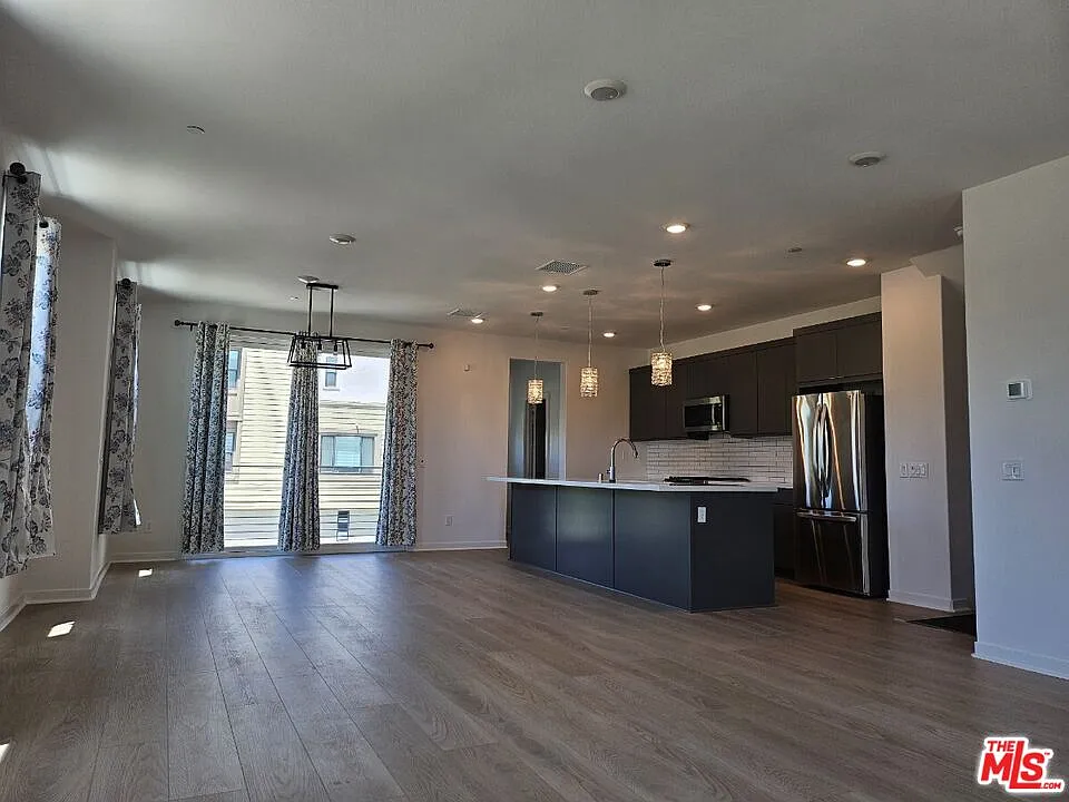 3 bed, 4.0 bath, 2280 sqft, $4,200 — Photo 2