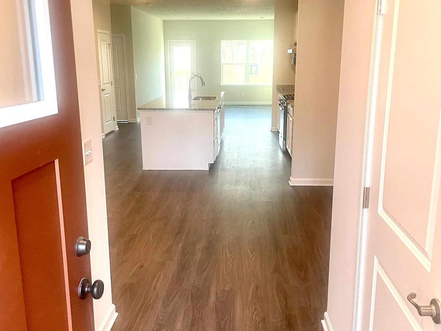 140 Pine Ave — Photo 2